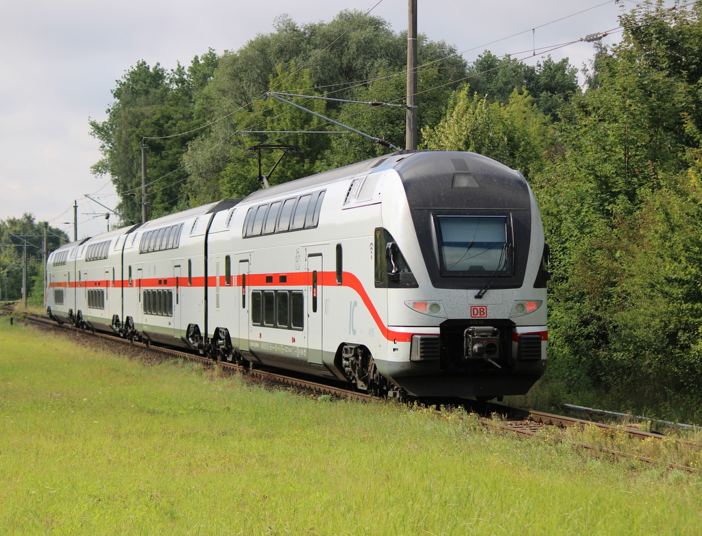 4110 115-1 als IC 2177(Warnemünde-Dresden)bei der Ausfahrt in Rostock-Lichtenhagen.07.08.2021