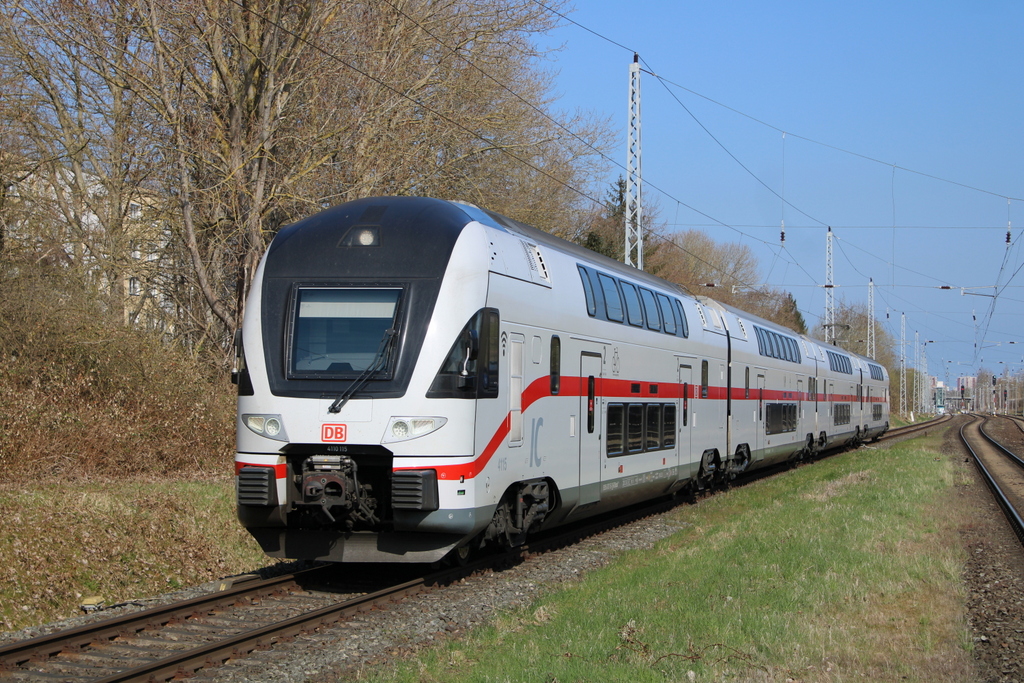 4110 115 als IC 2177(Warnemünde-Dresden)bei der Durchfahrt in Rostock-Bramow.18.04.2021