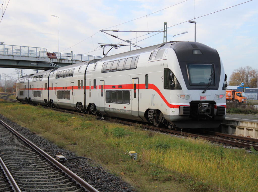 4110 611-9 als IC 2177(Warnemünde-Dresden)bei der Durchfahrt in Warnemünde-Werft.21.11.2021