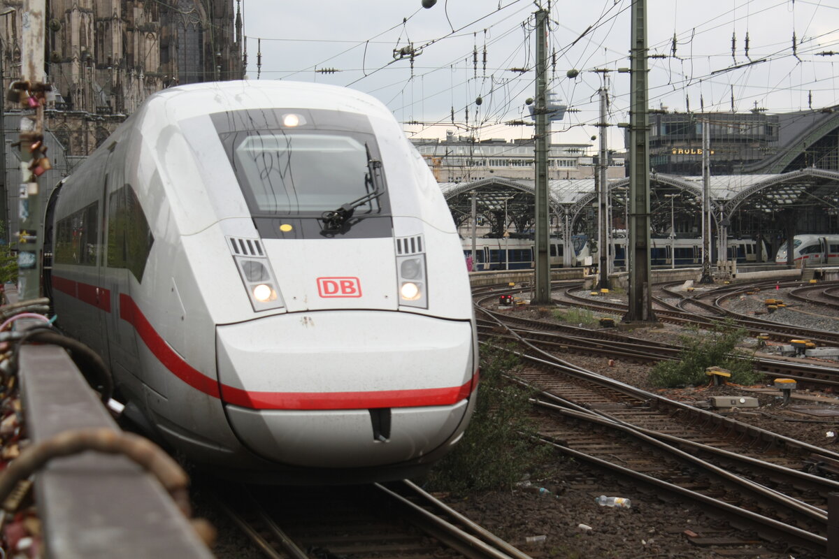 412 XXX verl�sst den Bahnhof K�ln Hbf am 2.4.22