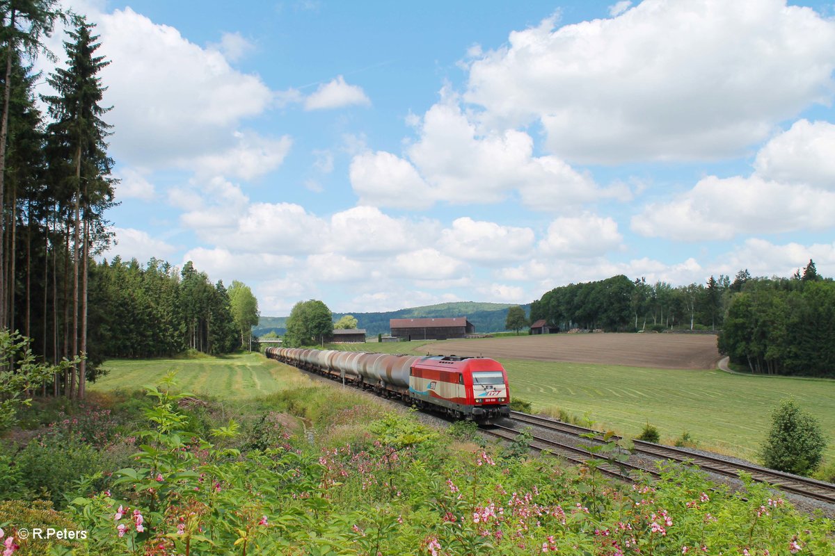 420 012 alias 223 032 mit einem Kesselzug aus Cheb nach Ingolstadt kurz hinter Pechbrunn. 07.08.16