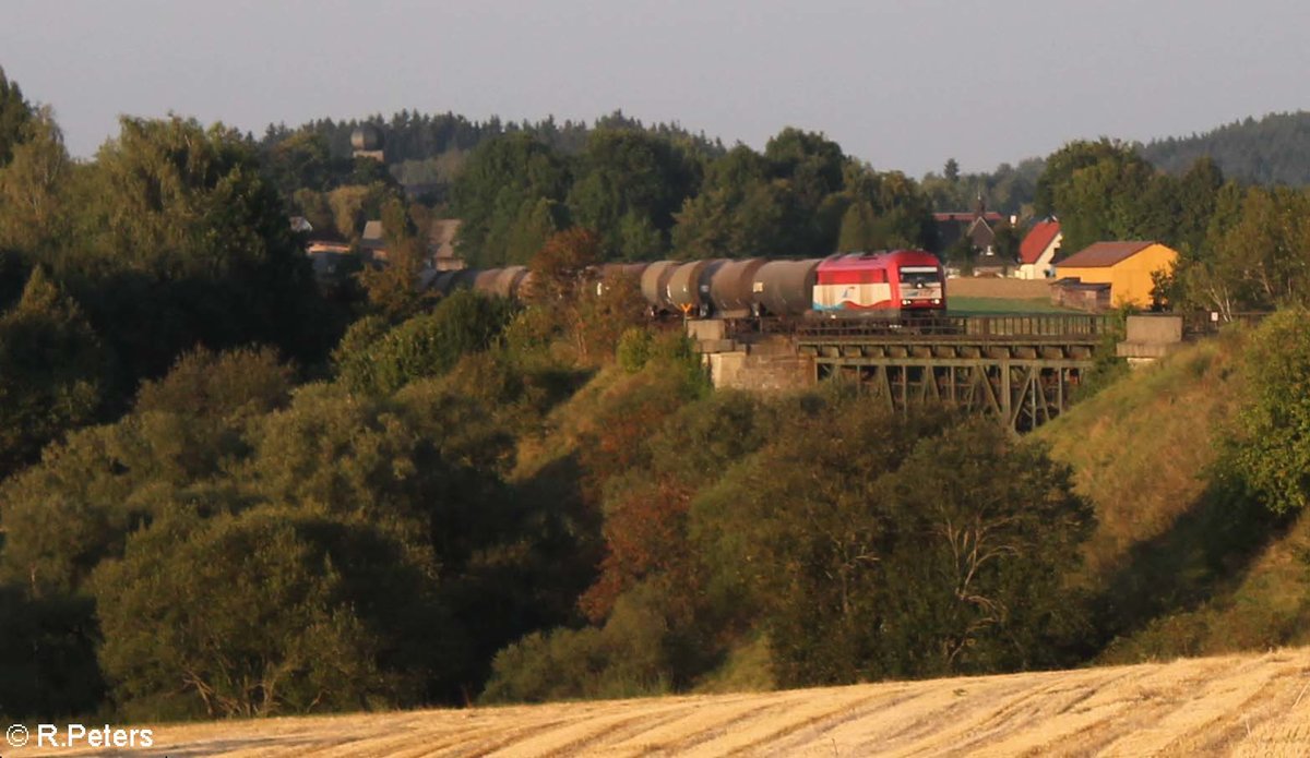 420 13 alias 223 034 zieht ein Kesselzug aus Cheb nach Ingolstadt über das Röslau Viadukt bei Seußen. 13.09.16