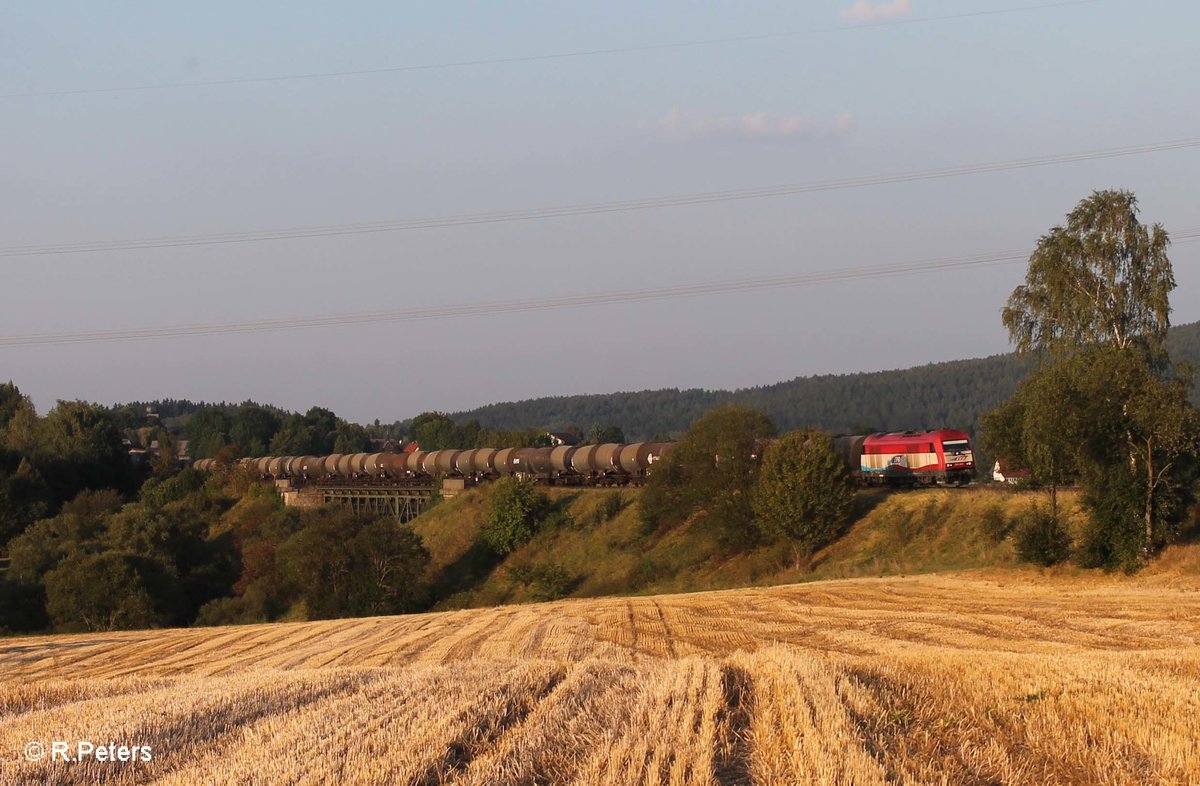 420 13 alias 223 034 zieht ein Kesselzug aus Cheb nach Ingolstadt über das Röslau Viadukt bei Seußen. 13.09.16