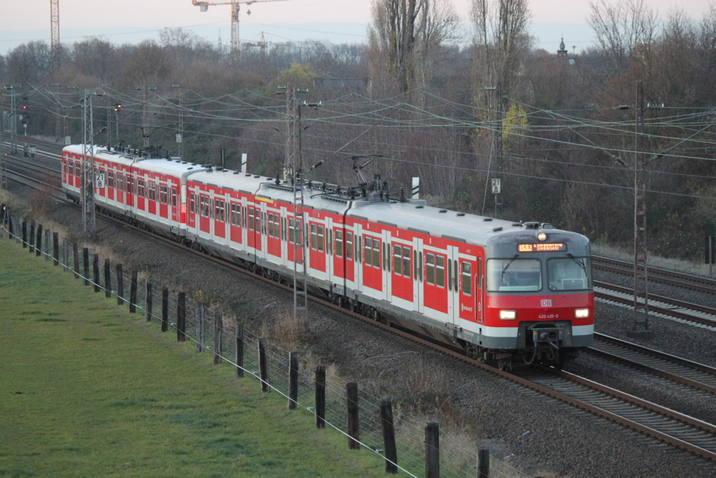 420 435-0 als S 68 von Düsseldorf Hbf nach Langenfeld(Rhld)am 23.11.2018 in Langenfeld. 