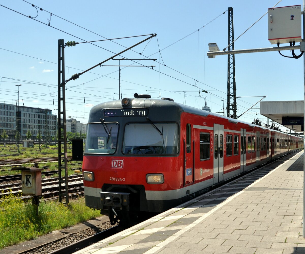 420 934-2 bei der Haltestelle Donnersberger Br�cke in M�nchen am 04.06.2022.
