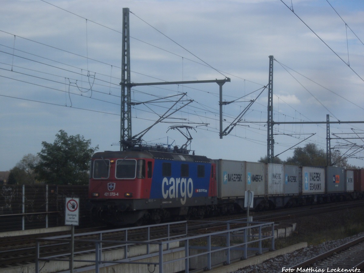 421 372-4 mit einem G�terzug beim Vorbeifahren am Bahnhof Halle-Messe am 9.10.14