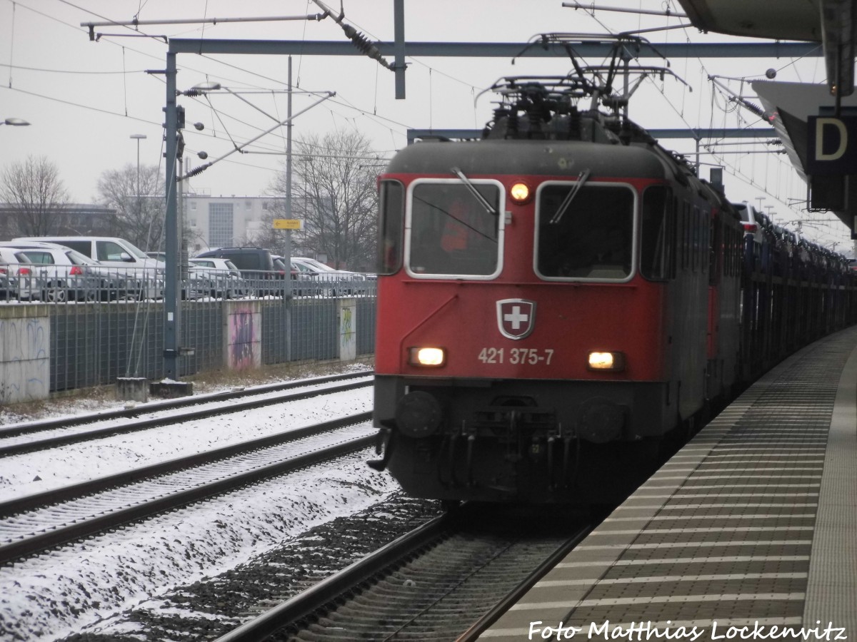 421 375 mit einem Autotransportzug bei der durchfahrt in Wolfsburg Hbf am 16.1.16