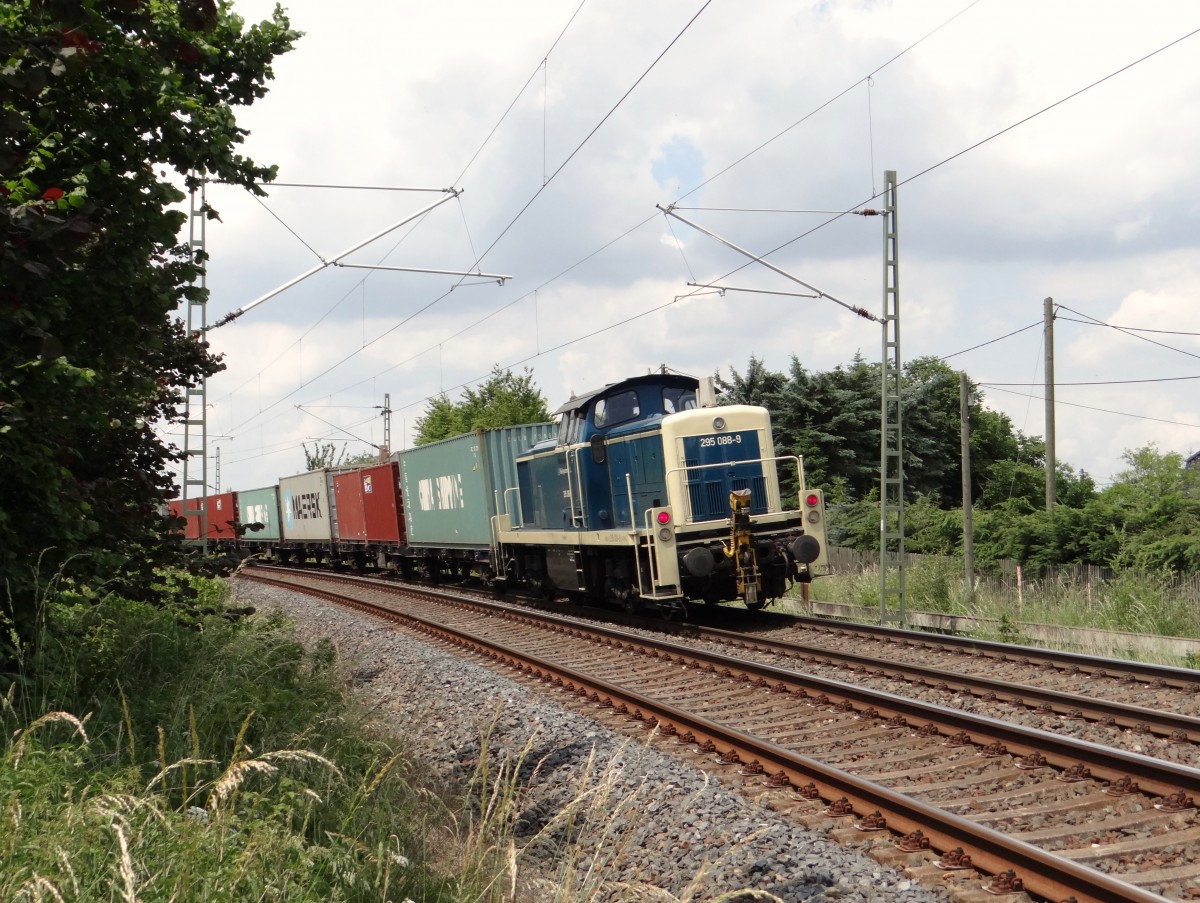 421 385 mit Schublok 295 088 sind am 18.06.14 mit einem Container in Oberjnitz zusehen.