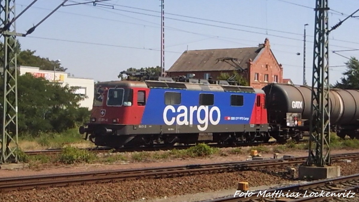 421 XXX mit einem G�terzug beim Halten im Bahnhof Delitzsch unt Bf am 2.8.15
