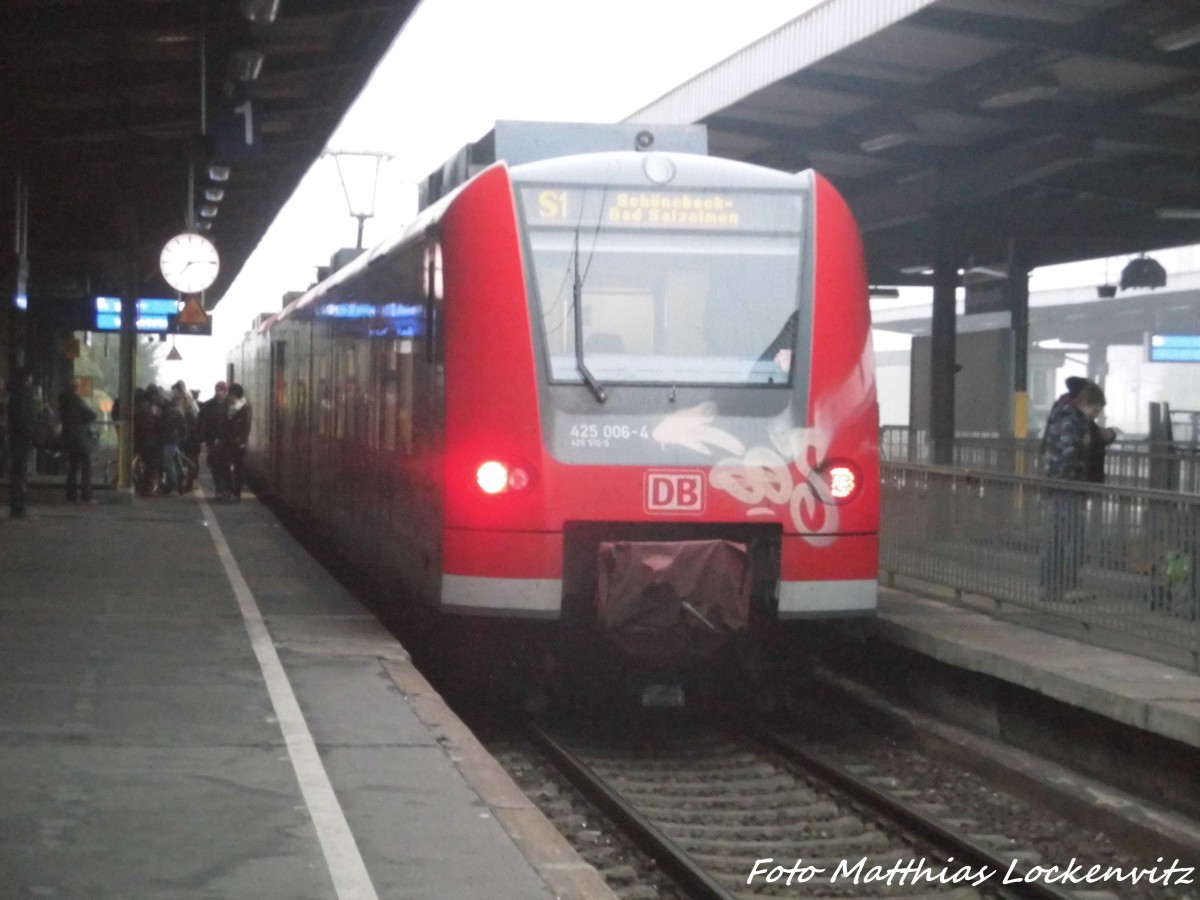 425 006-4 (425 510) als S1 mit ziel Sch�nebeck-Bad Salzelmen im Magdeburger Hbf am 30.10.15
