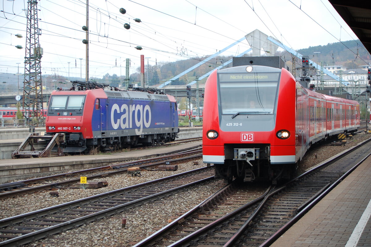 425 312-6 und SBB 482 007-2 in Ulm am 04.11.2006.