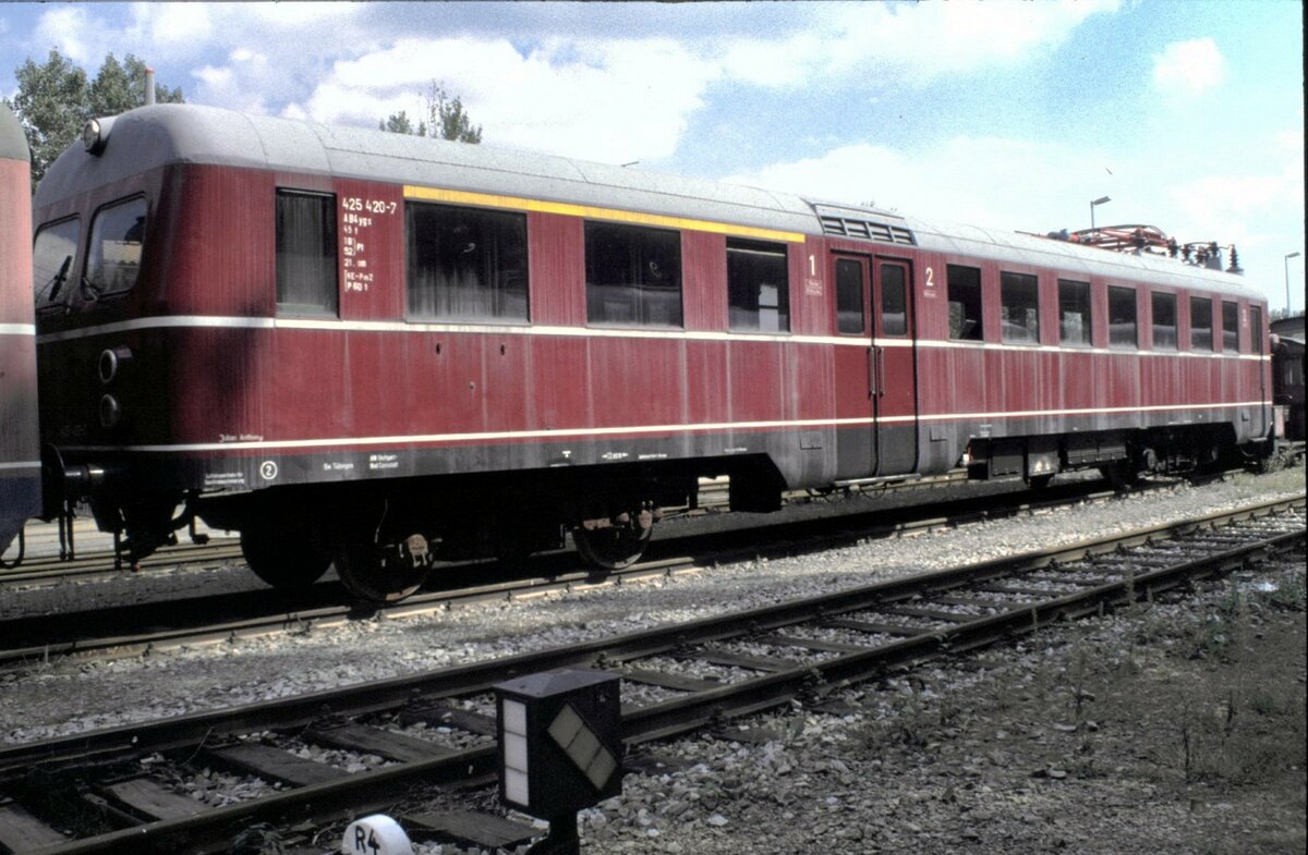 425 420-7 Zugteil in Aufarbeitung bei der Regentalbahn in Viechtach am 07.09.1997.