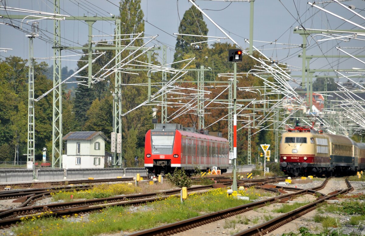 425 814-1 und 103 245-7 mit TEE in Lindau auf dem Bodenseedamm am 07.10.2023.