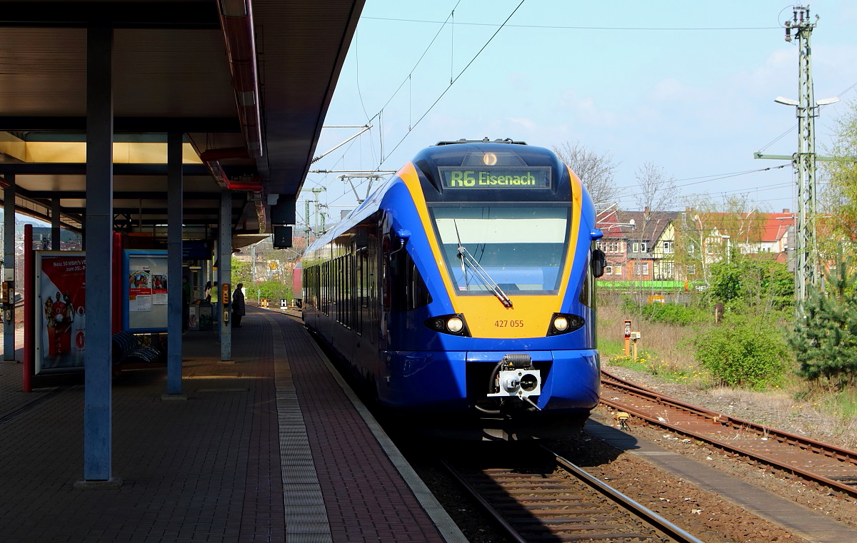 427 055 der cantus Verkehrsgesellschaft trifft als R 6 am 13.04.2014 in Eisenach ein. Fr den Betrieb auf dem Nord Ost Hessen Netz wurden insgesamt 20 drei- und vierteilige Stadler Flirt beschafft.