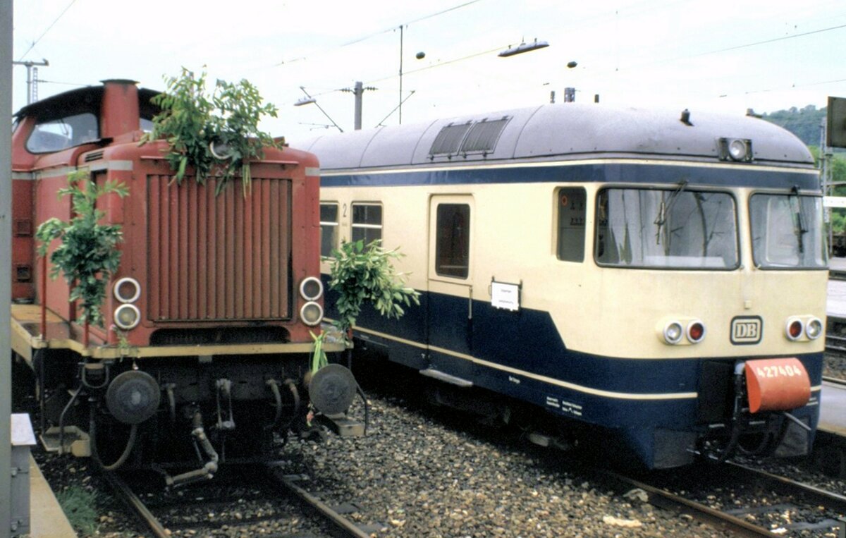 427 404 und 212 244 in Göppingen am 21.06.1986. Abschied von der Bahnstrecke Göppingen - Schwäbisch Gmünd.