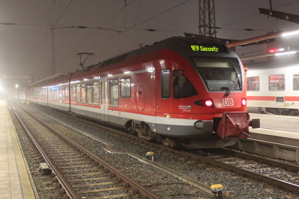 429 527-5 als RE9 von Rostock Hbf nach Sassnitz kurz vor der Ausfahrt um 07:01 Uhr im Rostocker Hbf.03.02.2017