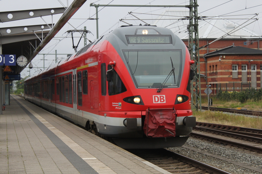 429 528-3( Hansestadt Stralsund )als RE 9 von Rostock Hbf nach Sassnitz bei der Ausfahrt im Rostocker Hbf.24.06.2017