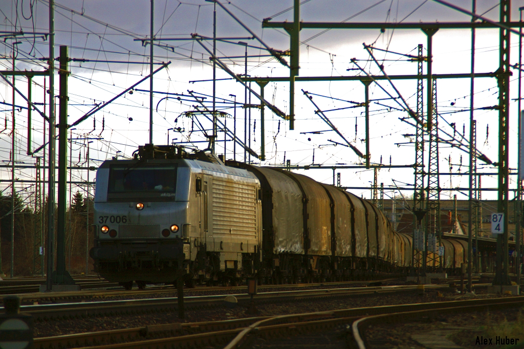 437 006 mit einem Coil`s Zug am 20.12.14 bei der Ausfahrt Weimar gen Erfurt