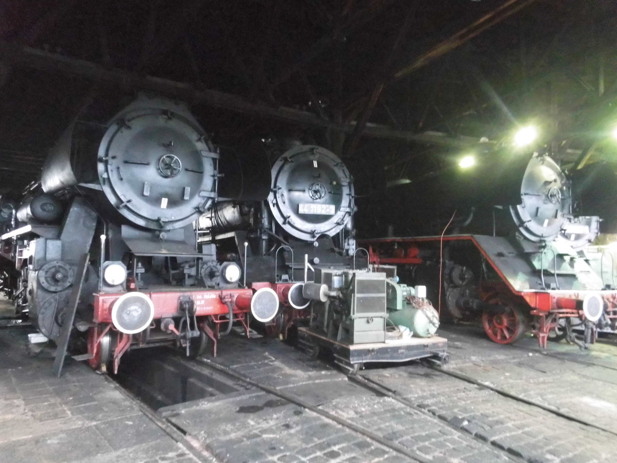 44 1182 mit 2 weiteren Dampfloks im Ringlokschuppen des Bw Sta�furt am 7.5.17
