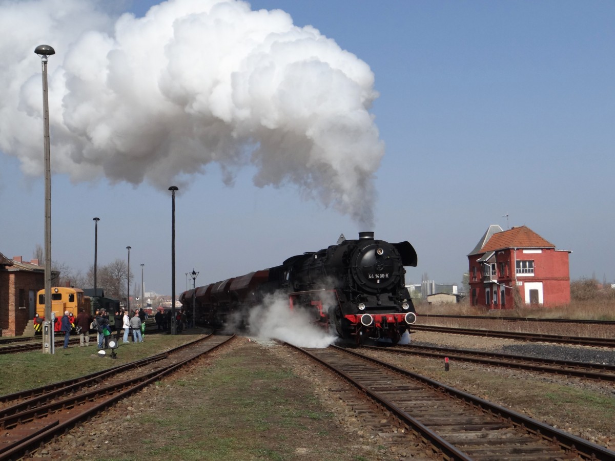 44 1486-8 zusehen mit einem G�terzug beim Bw Fest in Sta�furt am 29.03.14.