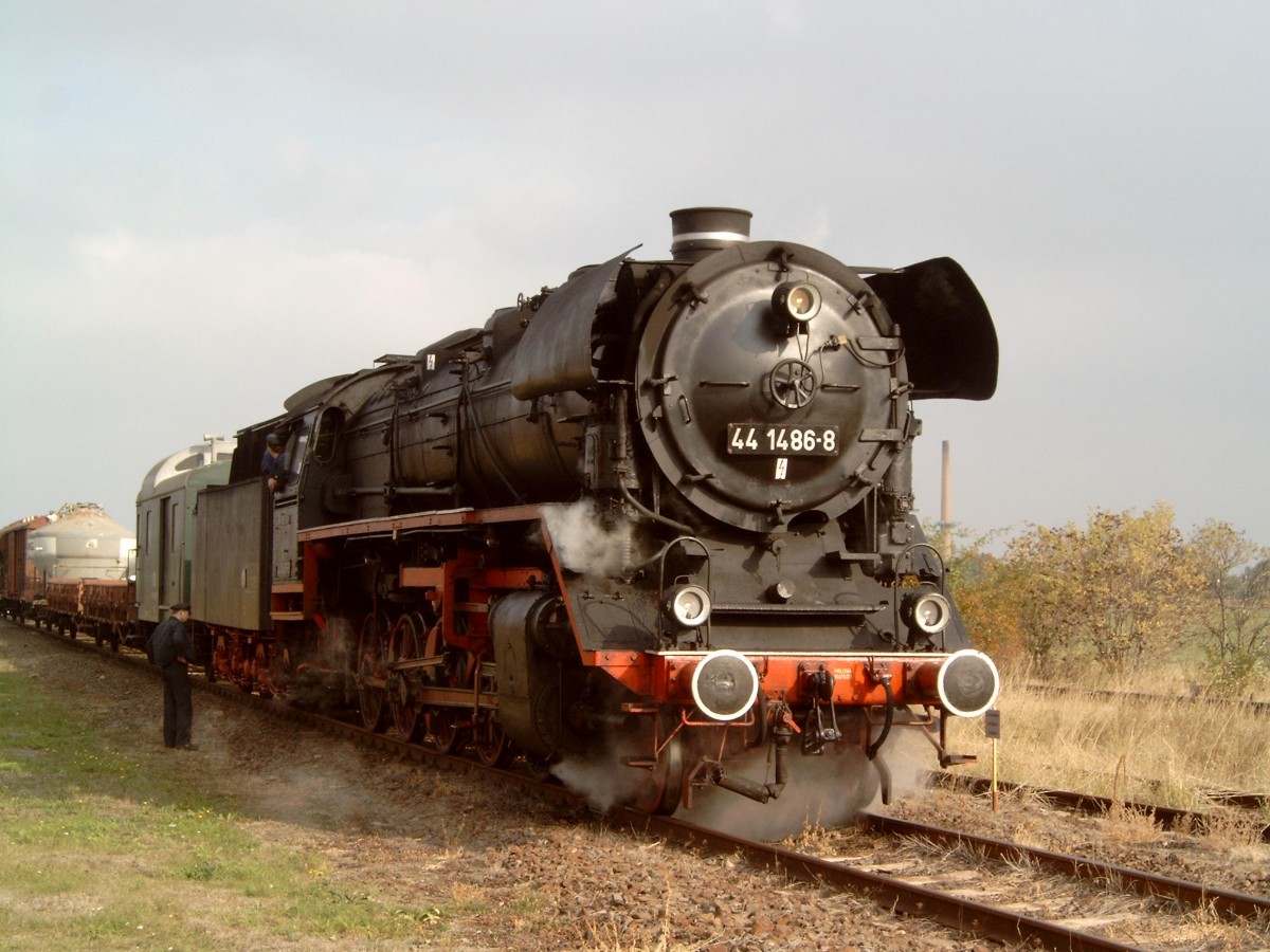 44 1486 am 27.09.2003 im Traditions-BW in Sta�furt mit einem G�terzug.