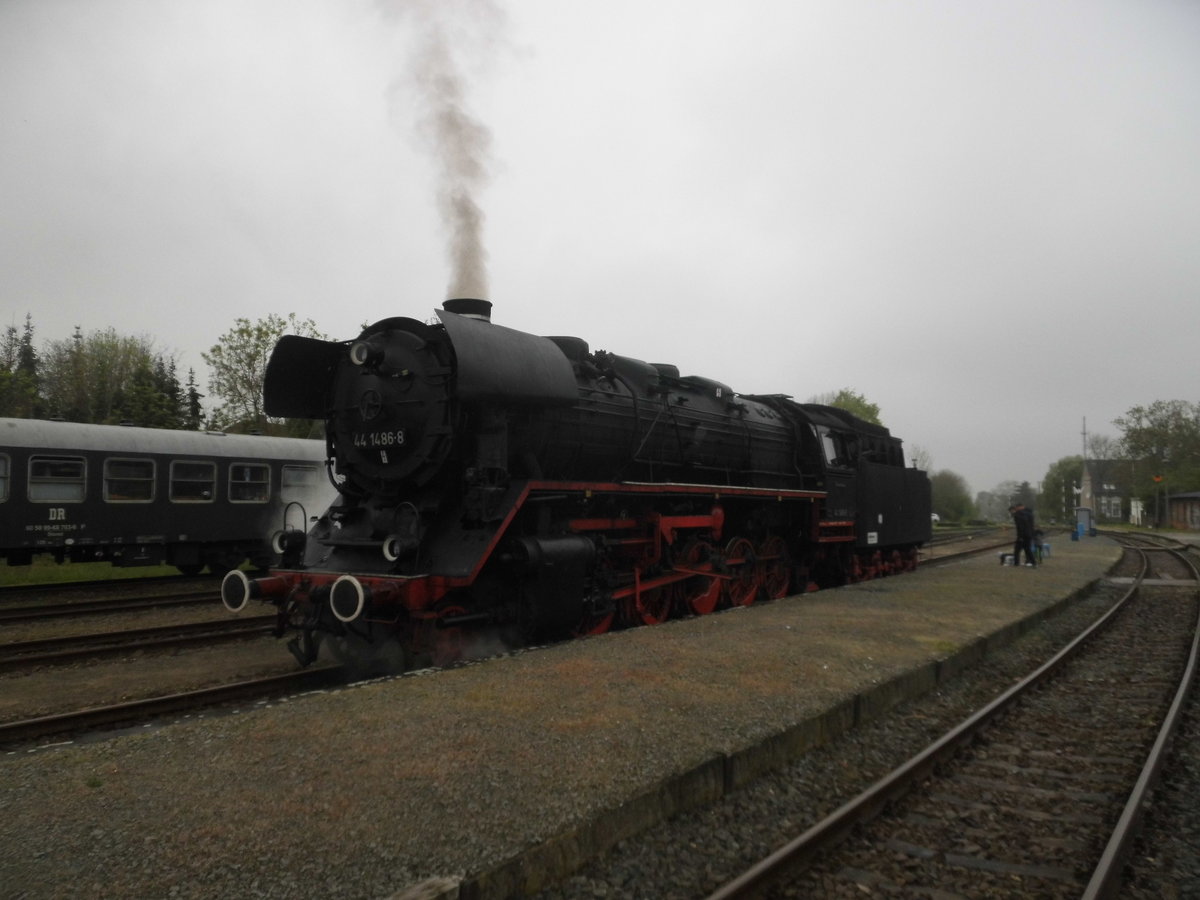 44 1486 steht f�r F�hrerstandsmitfahrten im Egelner Bahnhof am 6.5.17 bereit