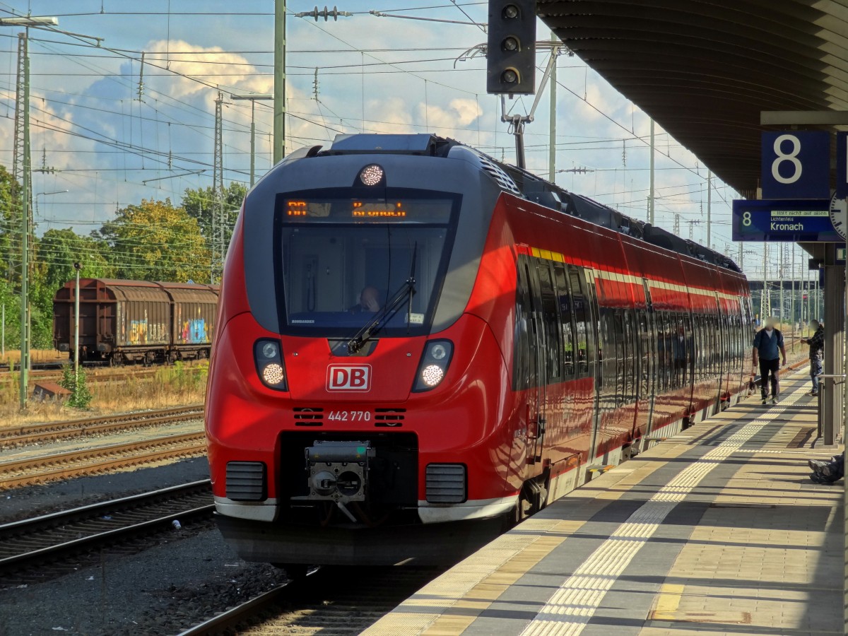 442-270 ist als RB von Bamberg nach Kronach unterwegs.
Aufgenommen im August 2014 im Startbahnhof Bamberg.
Platz.3(Bild des Monats)August.2014