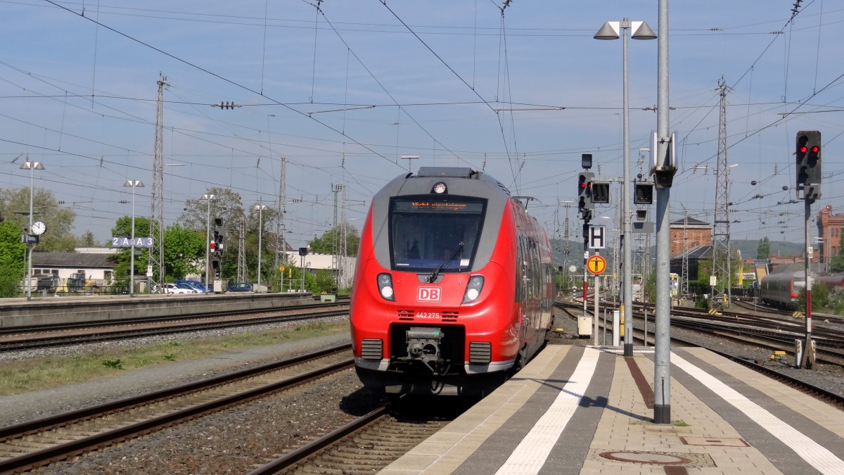 442-275 kommt als RB aus Kronach am Gleis 6 in Bamberg eingefahren. Nach 25 Minuten Wendezeit geht es wieder zurück.
Aufgenommen im April 2014.