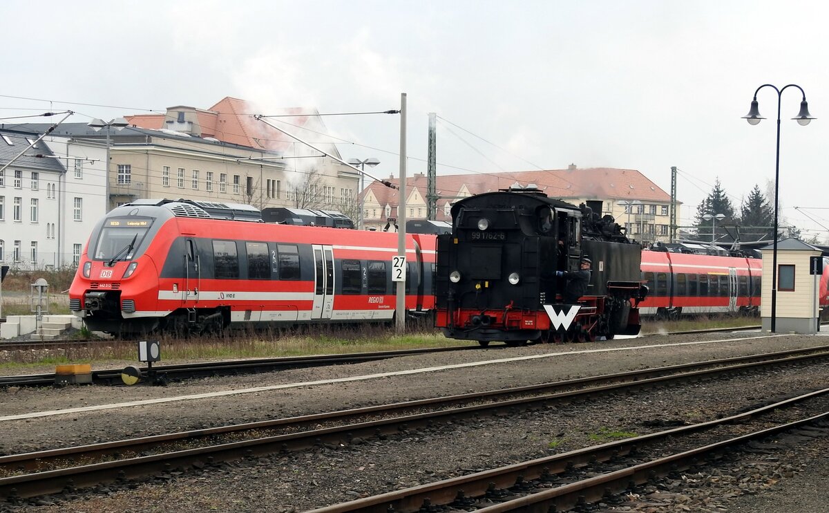442 313 und 99 1762-6 in Radebeul Ost am 11.04.2016.