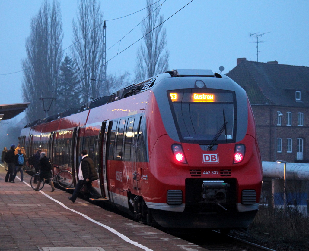 442 337-2 als S3 von Warnemnde nach Gstrow beim Fahrgastwechsel im S-Bahnhof Rostock-Holbeinplatz.28.02.2014