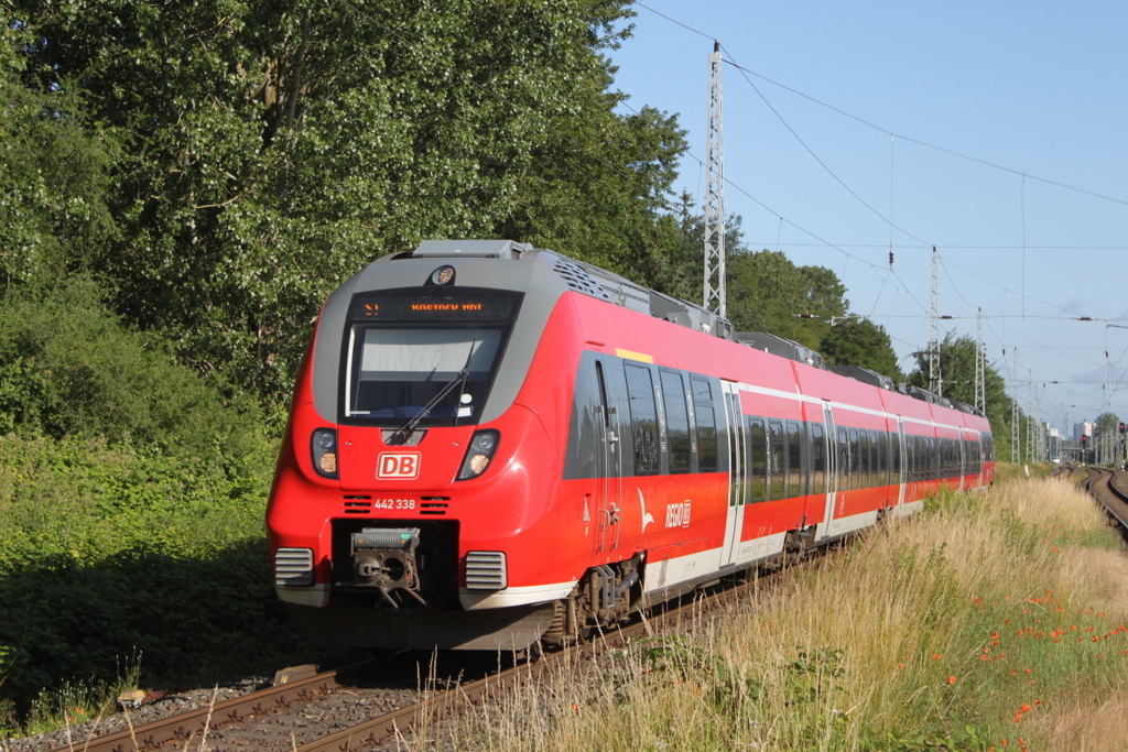 442 338 als S1(Warnemünde-Rostock)bei der Einfahrt in Rostock-Bramow.29.06.2019
