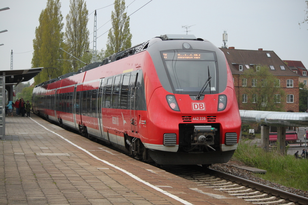 442 339 als S1(Warnemünde-Rostock)kurz vor der Ausfahrt im Haltepunkt Rostock-Holbeinplatz.12.05.2017