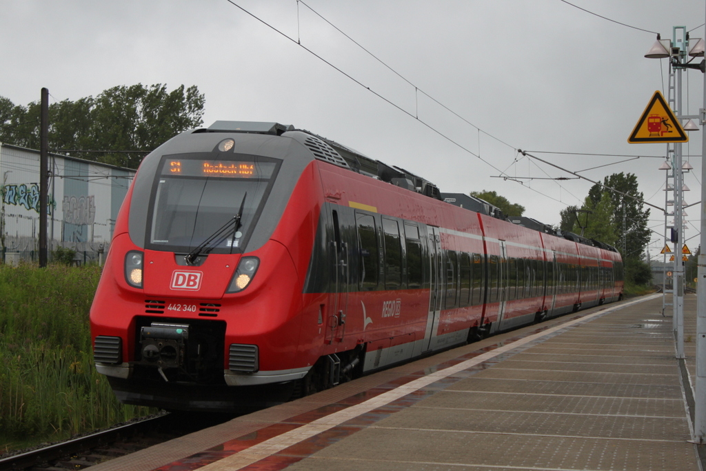 442 340 als S1(Warnemünde-Rostock)bei der Einfahrt im Haltepunkt Rostock-Marienehe.05.07.2019