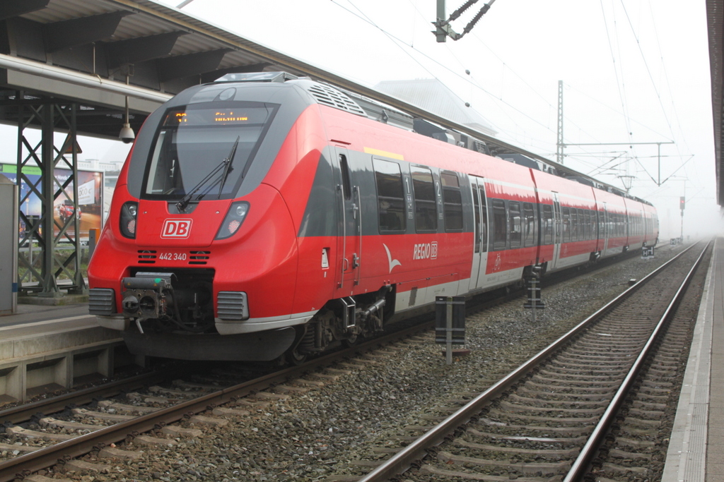 442 340 als S3(Warnemnde-Gstrow)kurz vor der Ausfahrt im Rostocker Hbf.12.11.2016