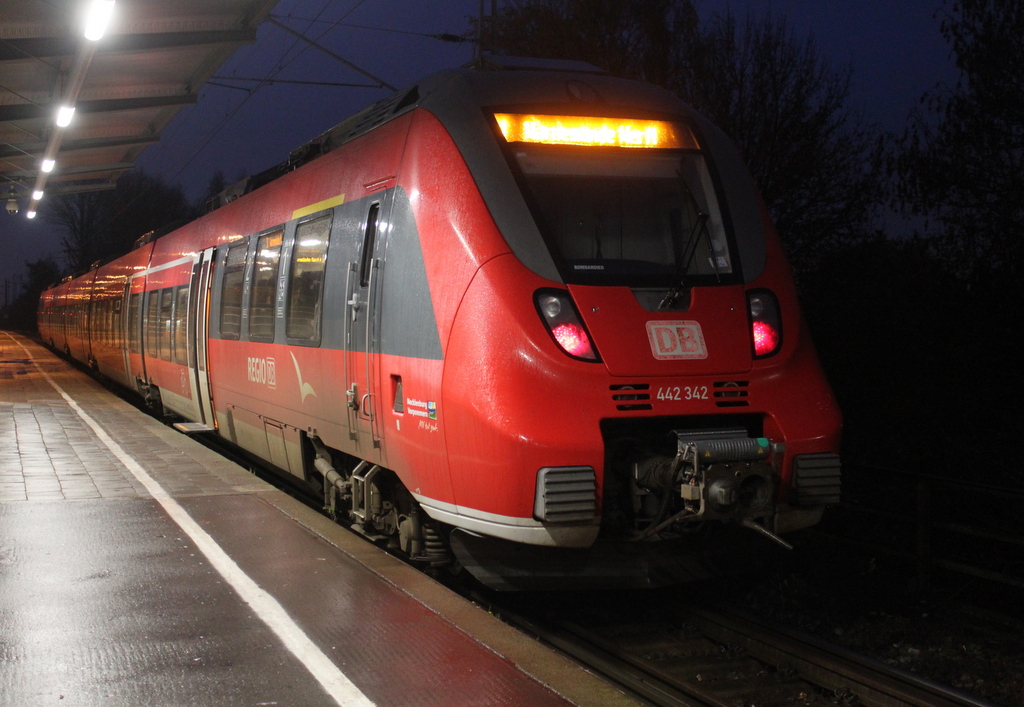 442 342 stand am Morgen des 22.11.2019 als S1 von Rostock Hbf nach Warnemünde-Werft im Haltepunkt Rostock-Holbeinplatz