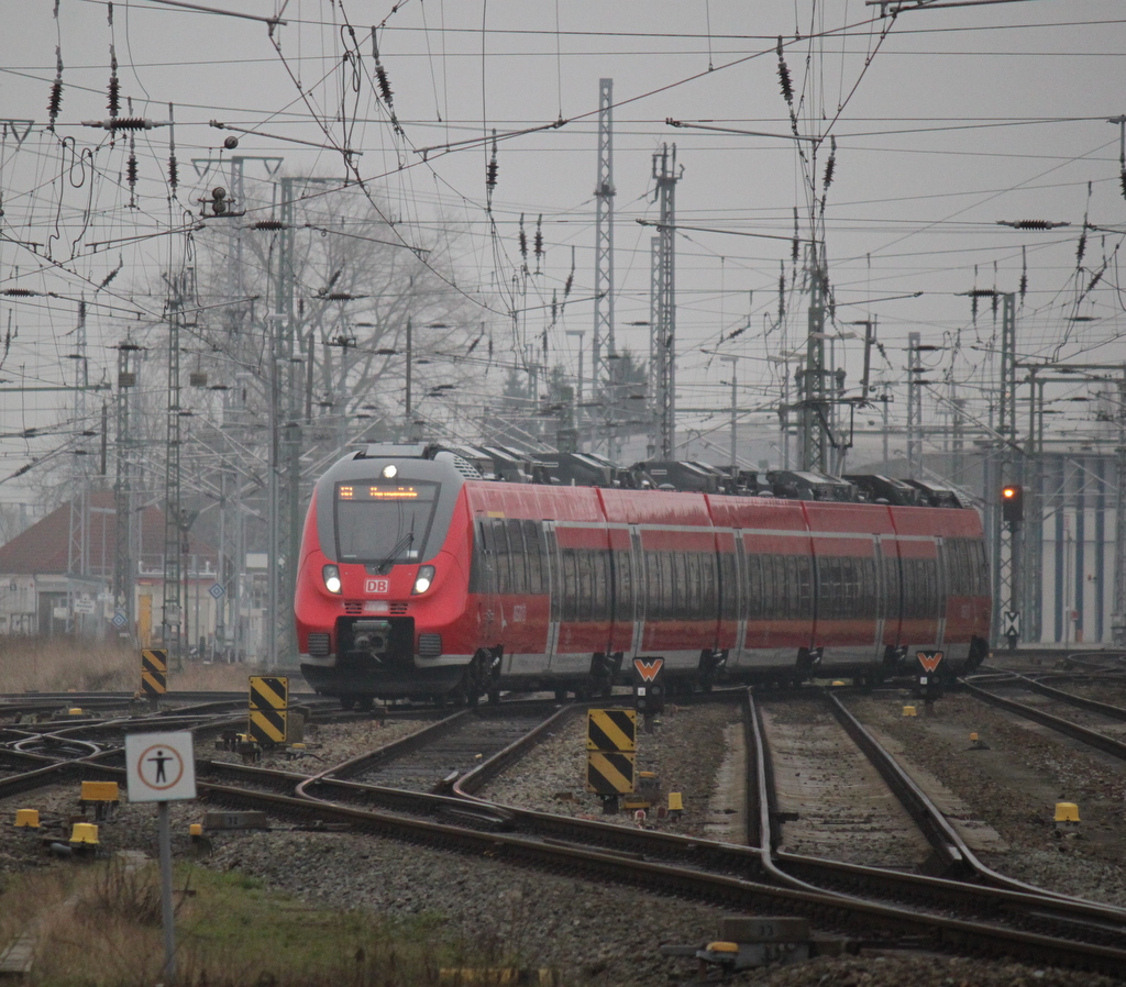 442 343-0 als S3(Gstrow-Warnemnde)bei der Einfahrt im Rostocker Hbf.30.01.2015