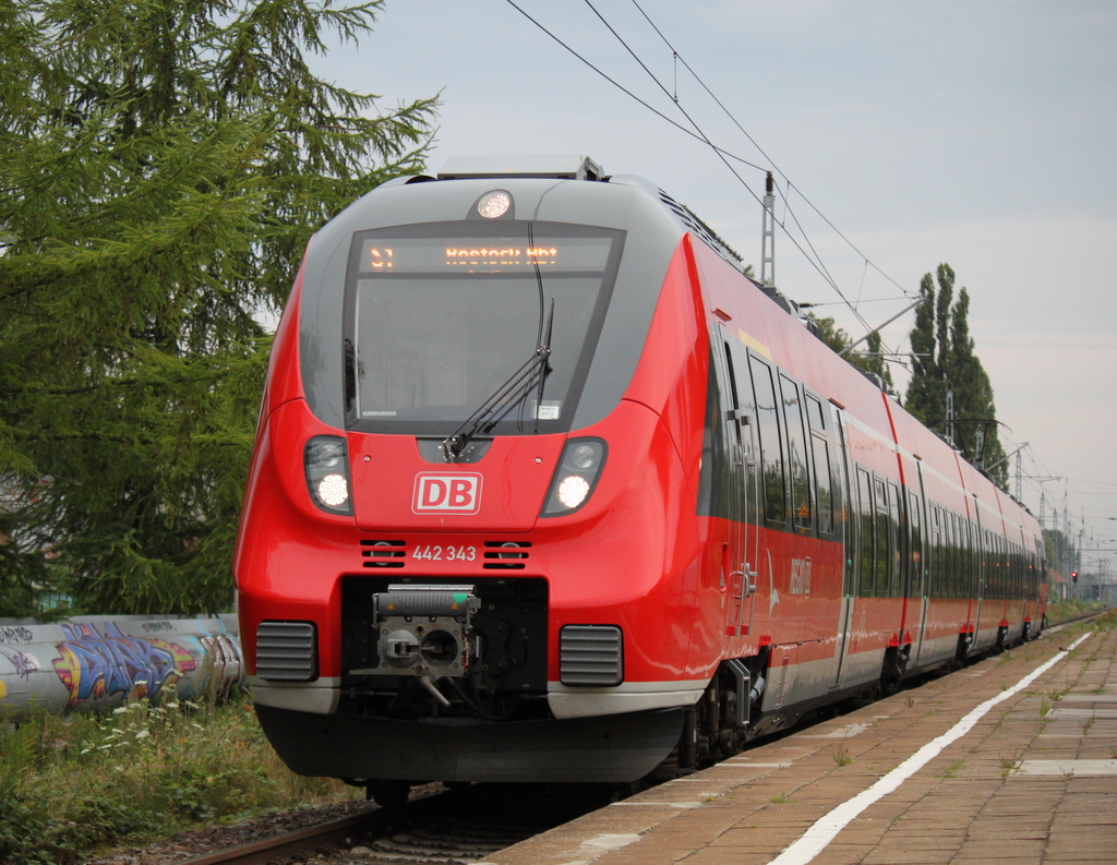 442 343 als S1 von Warnemnde nach Rostock Hbf bei der Einfahrt am 25.07.2014 im Haltepunkt Rostock-Holbeinplatz.