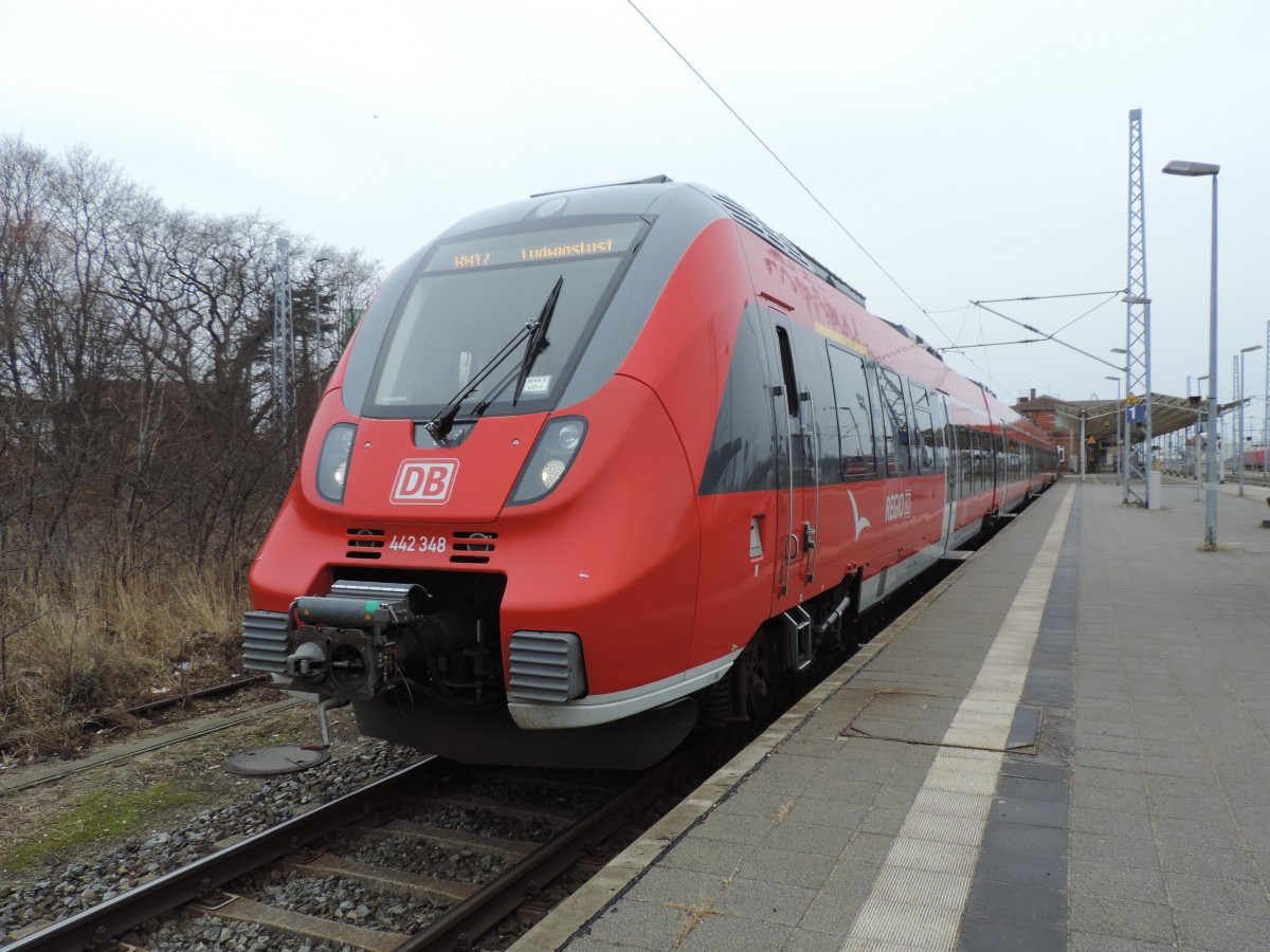 442 348 als RB 17 von Wismar nach Ludwigslust kurz vor der Ausfahrt im Bahnhof Wismar.05.03.2016