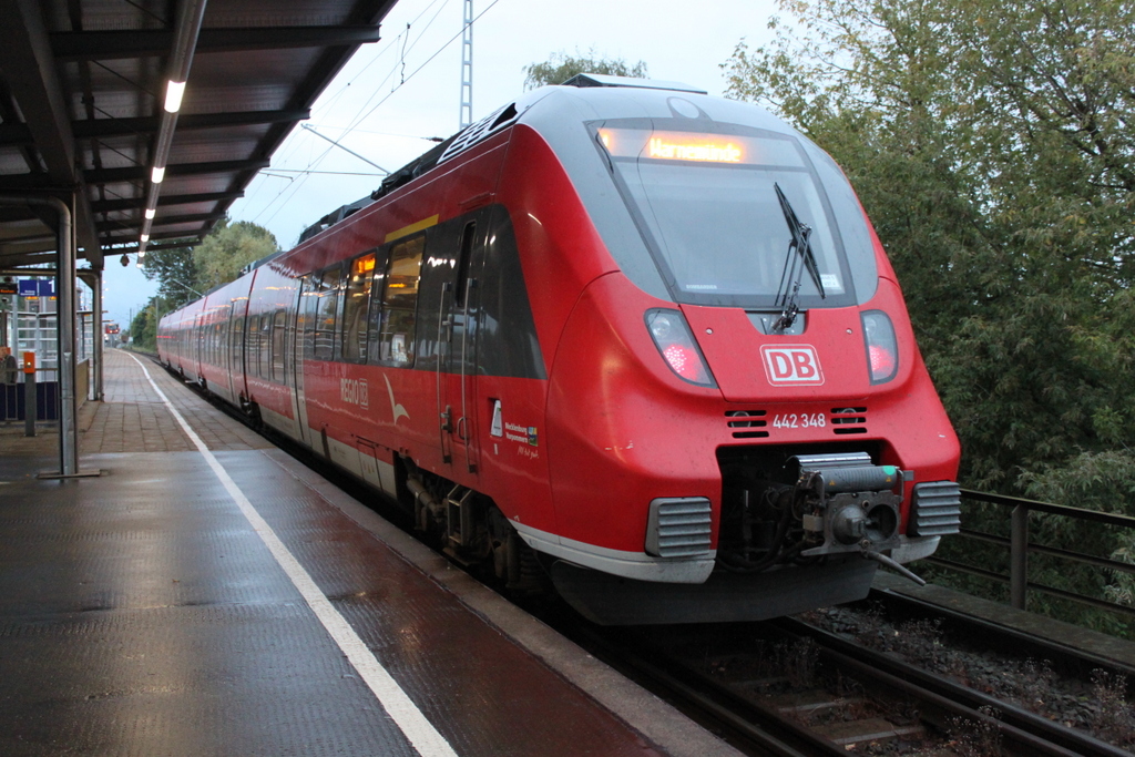 442 348 als S1(Rostock-Warnemnde)am Morgen des 07.10.2016 im Haltepunkt Rostock-Holbeinplatz.