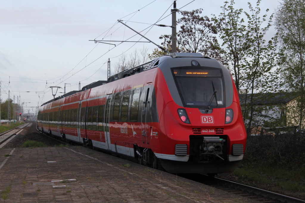 442 348 als S1(Rostock-Warnemnde)bei der Ausfahrt um 06:24 Uhr im Haltepunkt Rostock-Holbeinplatz.04.05.2016