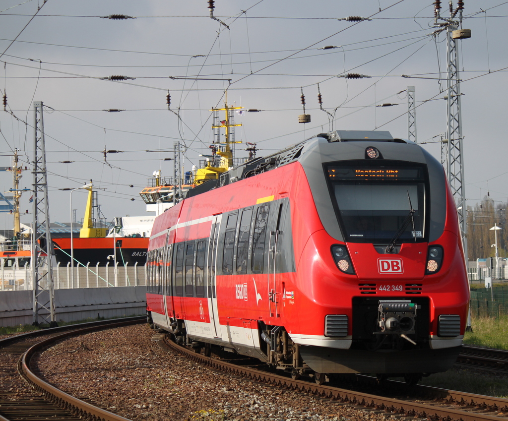 442 349 als S1 von Rostock Hbf nach Warnemnde bei der Einfahrt im Bahnhof Warnemnde.02.05.2015