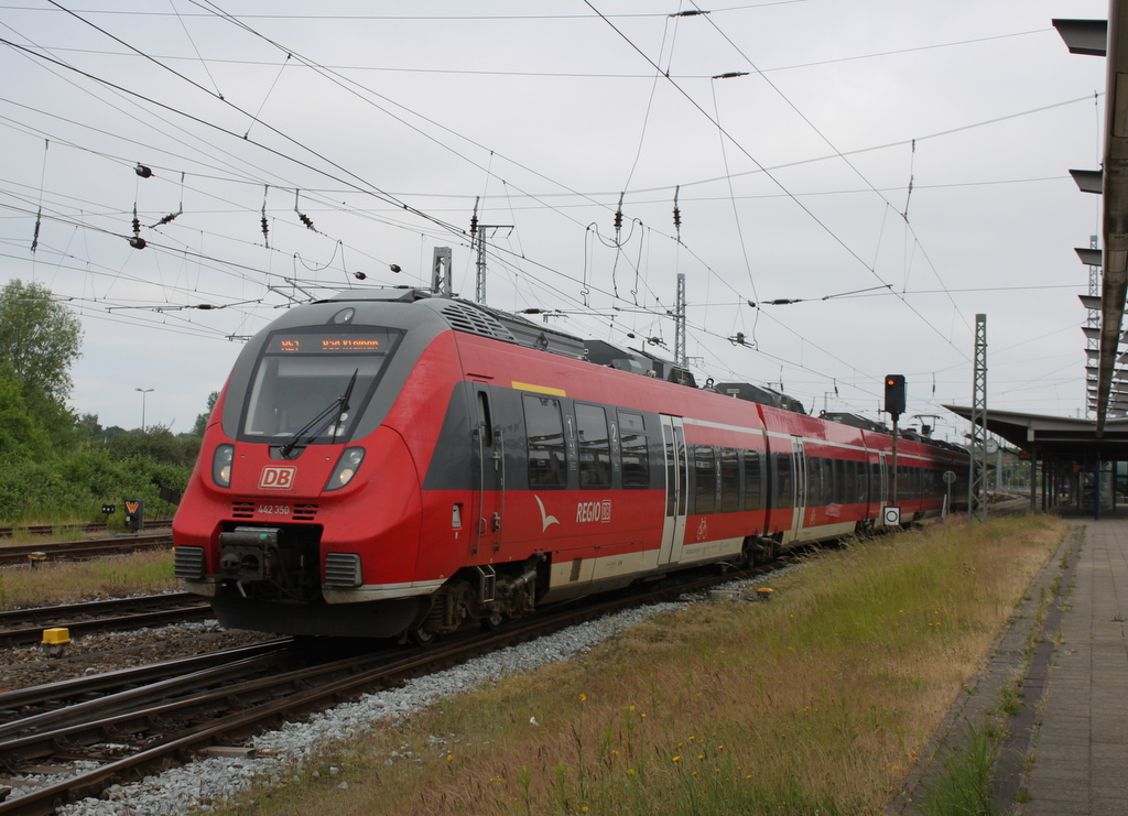 442 350 als RE1 von Rostock Hbf nach Bad Kleinen bei der Ausfahrt im Rostocker Hbf.
