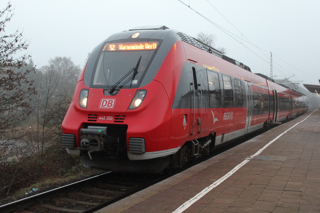 442 350 als S2 von Gstrow nach Warnemnde Werft kurz nach der Ankunft im Haltepunkt Rostock-Holbeinplatz.27.11.2015