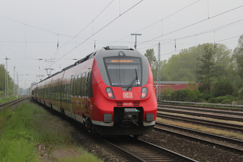 442 351-3 als Kf Leerzug 70120 von Rostock Hbf nach Warnemünde bei der Durchfahrt in Rostock-Bramow.18.05.2019