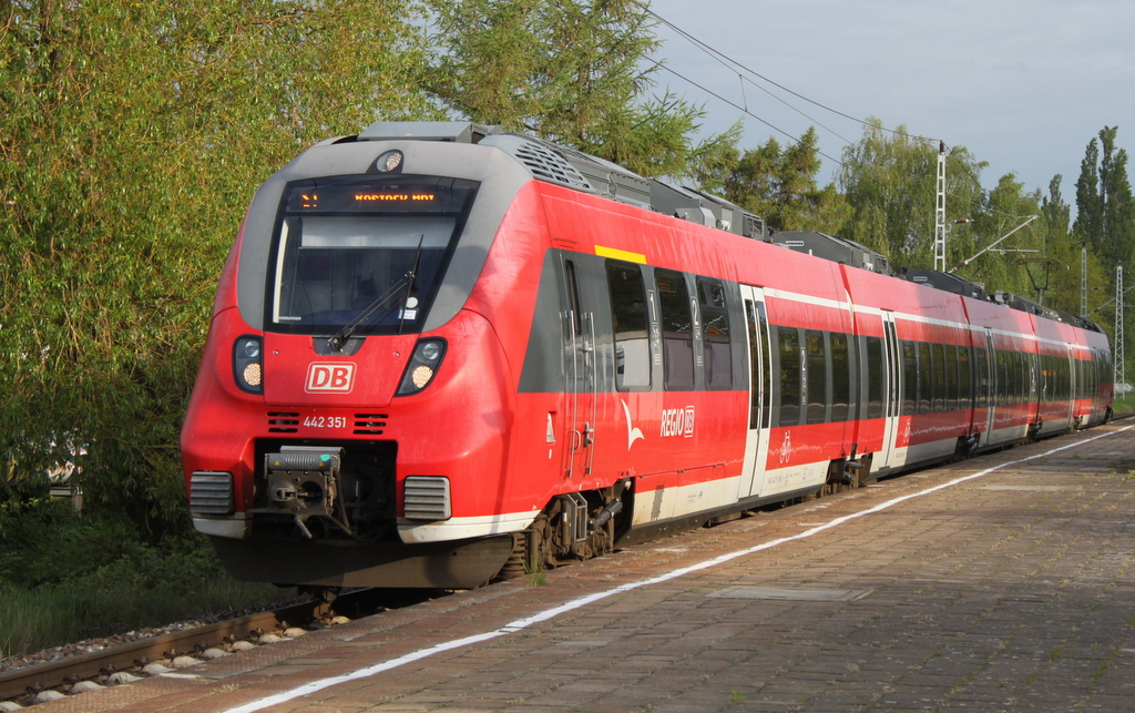 442 351 als S1(Warnemünde-Rostock)bei der Einfahrt am Morgen des 10.05.2019 gegen 07:20 Uhr im Haltepunkt Rostock-Holbeinplatz.