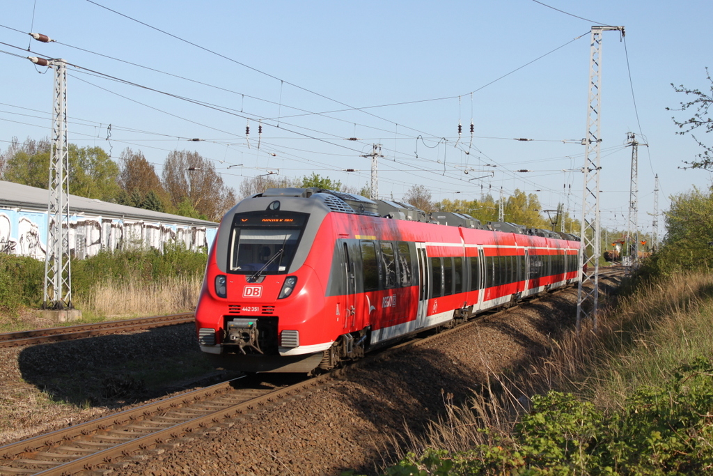 442 351 als S2(Warnemnde-Rostock)bei der Ausfahrt im Haltepunkt Rostock-Marienehe.07.05.2016