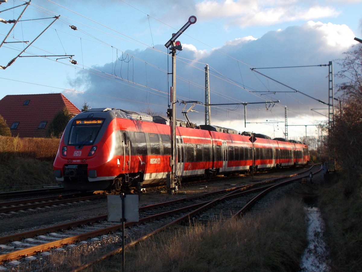 442 351 bekam,am 13.Dezember 2015,Ausfahrt aus Grimmen.