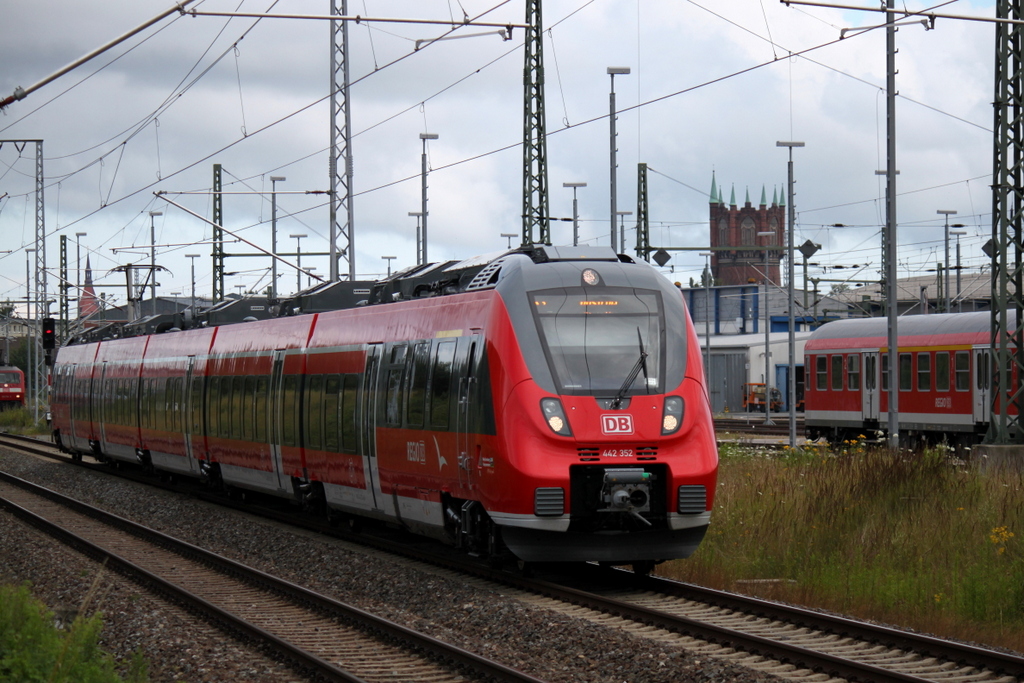 442 352-1 als S3 von Warnemnde nach Gstrow bei der Ausfahrt im Rostocker Hbf.12.07.2014