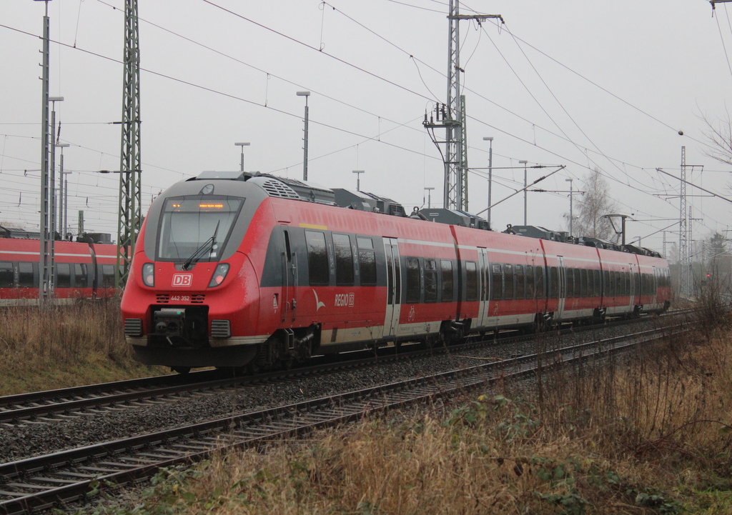442 352 als S3(Warnemünde-Güstrow)bei der Ausfahrt im Rostocker Hbf.07.01.2023