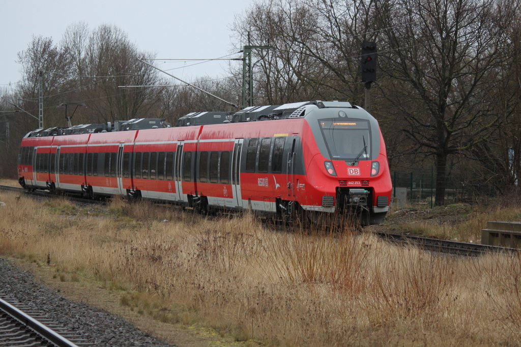 442 353 als S1(Rostock-Warnemünde)bei der Ausfahrt im Haltepunkt Rostock Lütten Klein.18.03.2017